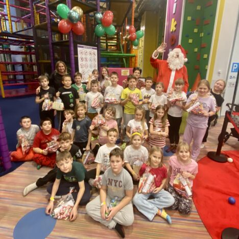 Produkcja pierniczków na kiermasz świąteczny🎄Uczniowie klasy 4c