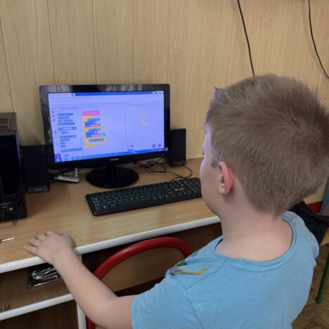 Prace miesiąca – maj 2025 – Amelia Chelli 7f, Natasza Kosiorek 7d.