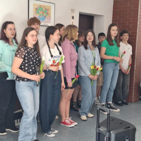 Tablice dekoracyjne w sali plastycznej – tym razem udekorowane witrażami z 5a.