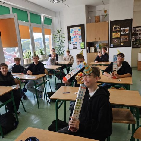 7a rysuje portret koleżanki