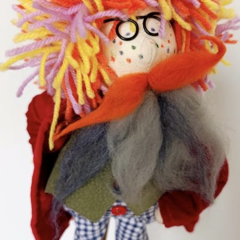 Klasa 7a rysuje węglem.